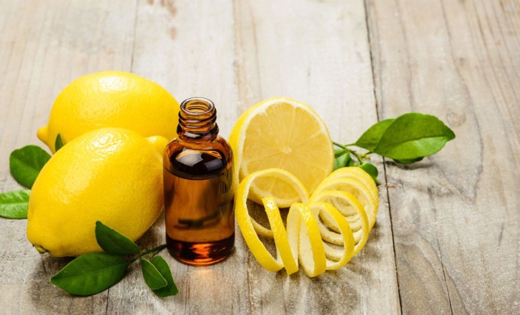 Használjon citrom illóolajat az otthoni tisztításhoz
