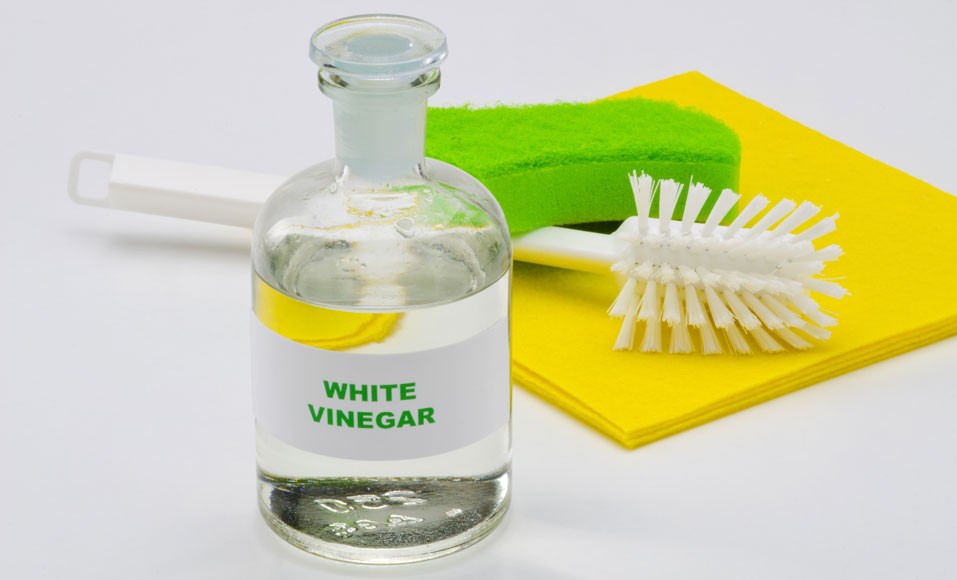 Usa vinagre blanco para limpiar todo en el baño.