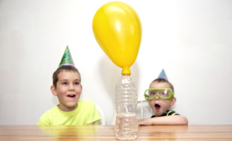 Succesfuld oppustning af en ballon takket være en kemisk reaktion mellem eddike og gær