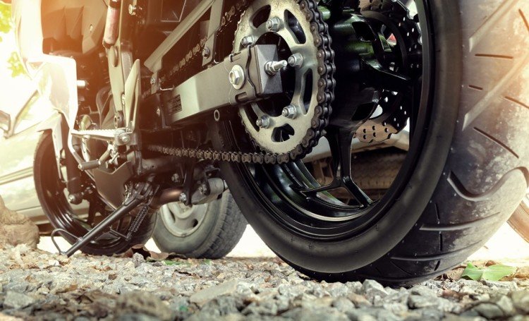 Smörj en motorcykelkedja regelbundet för att underhålla den ordentligt