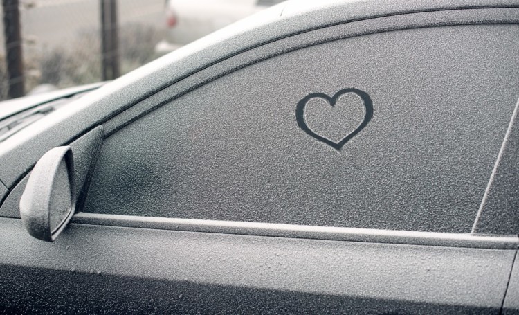 Sådan bekæmper du frost på din bil