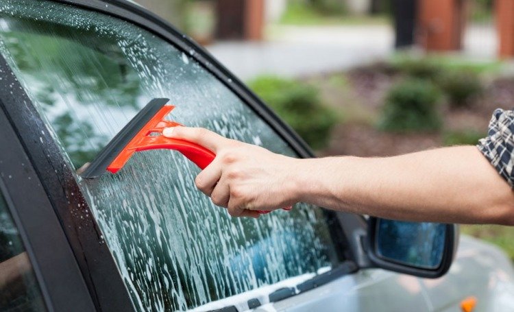 Reinig de ramen van een auto