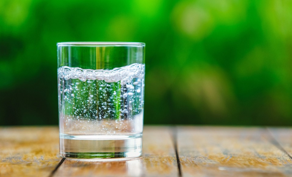 9 praktiska tips för att rengöra allt med kolsyrat vatten