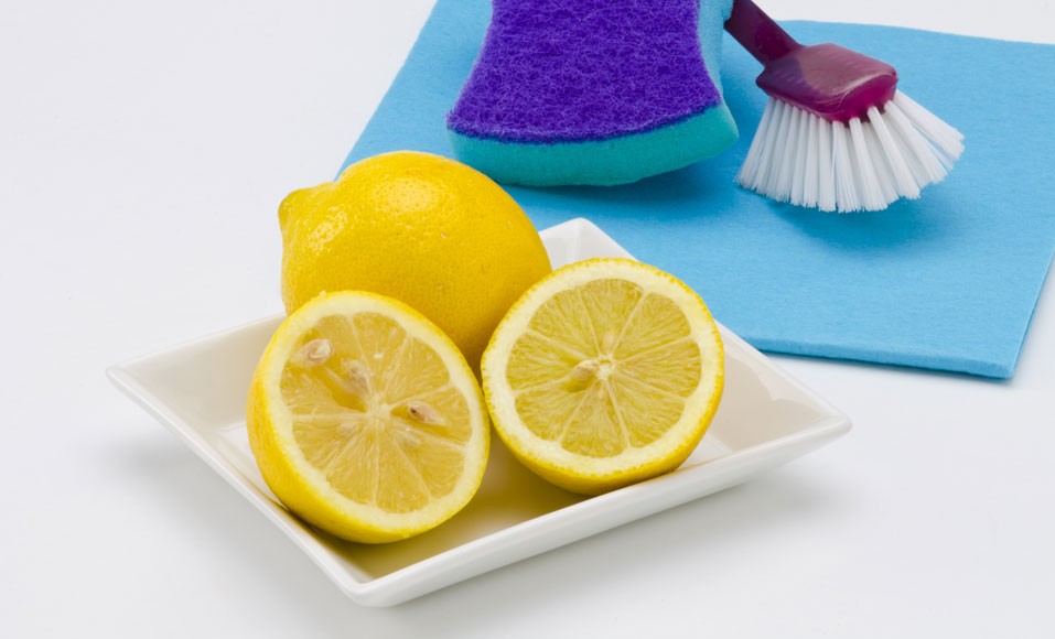 Usando limão para limpar o banheiro