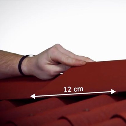 Överlappa nockkåporna med minst 12 cm för att säkerställa en bra tätning.