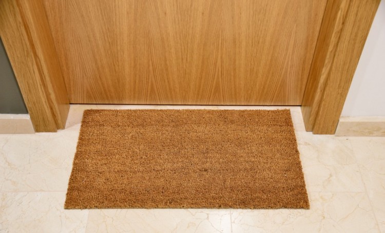 Prižiūrėkite savo durų kilimėlį, kad išvengtumėte nešvarumų namuose