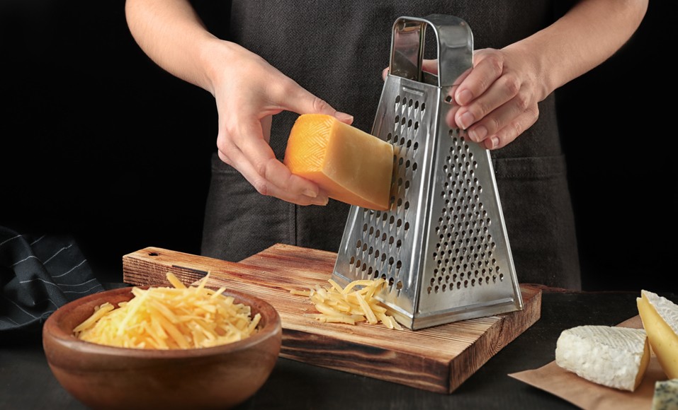 Tips til rengøring af en ostehøvl uden at skade dig selv