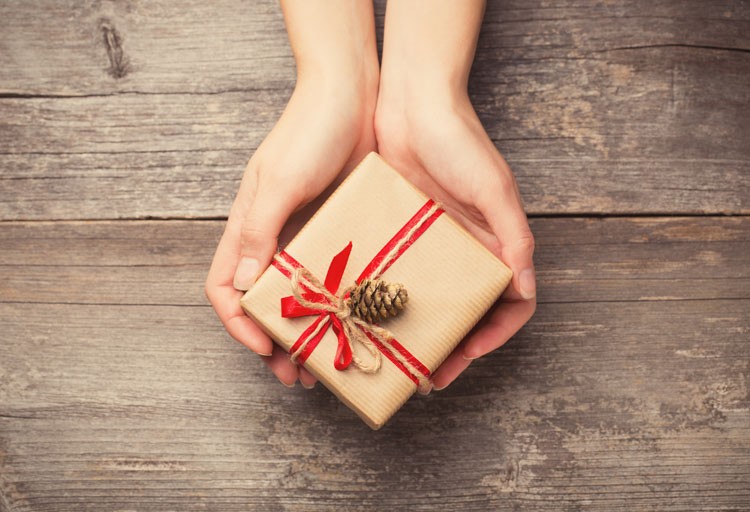 Karácsonyi ajándékok becsomagolása: 4 alternatíva a csomagolópapír helyett