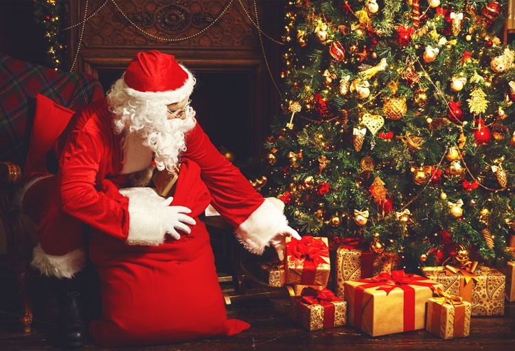 Julemanden der sætter gaverne ved foden af ​​træet