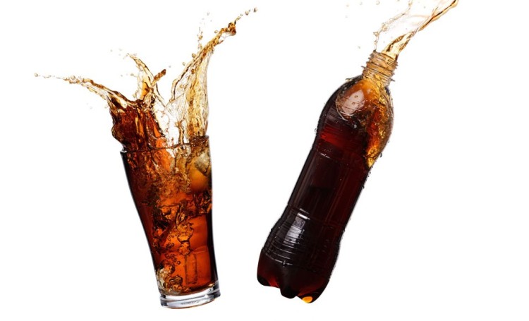 Brug af en cola-drik til rengøring