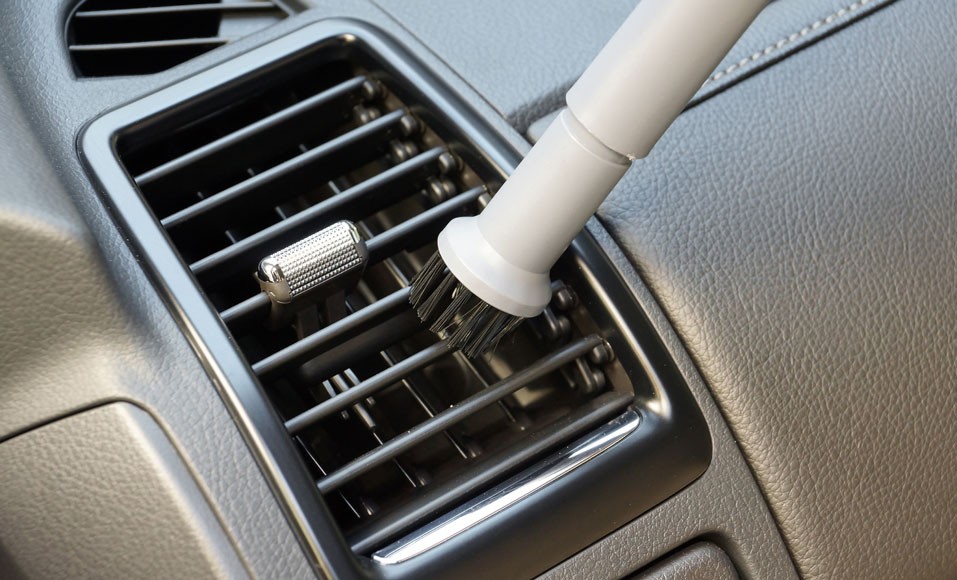 Hur tar man bort den unkna lukten i bilen?