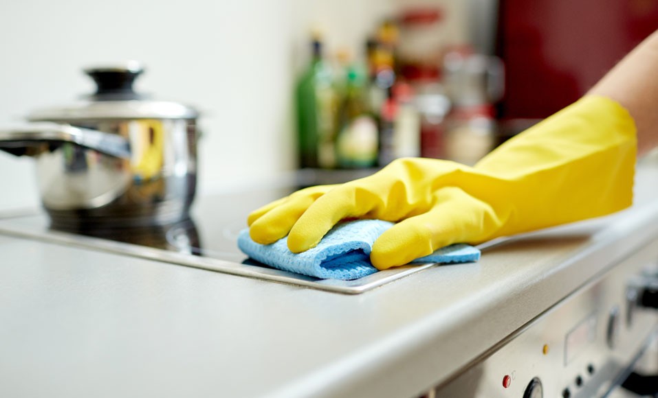 ¿Cómo limpiar adecuadamente la cocina con agua oxigenada?