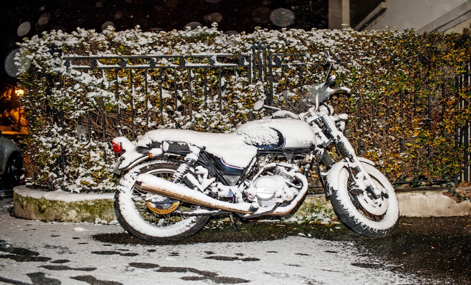 Kā droši braukt ar motociklu ziemā?