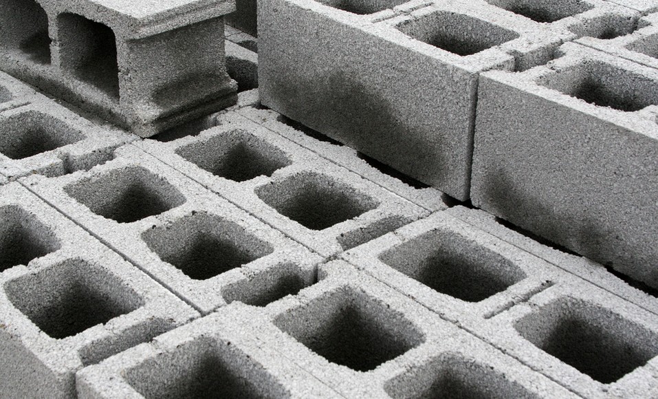 Jak provést skladování s obnovenými betonovými bloky?