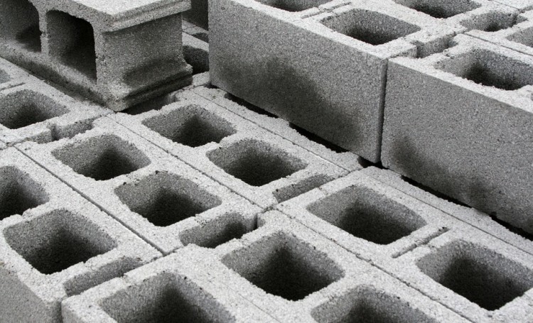Lav opbevaring med betonklodser