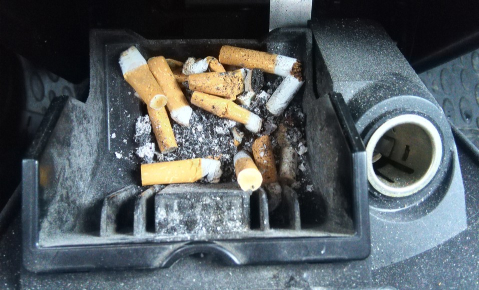 Hur eliminerar man lukten av cigaretter i bilen?