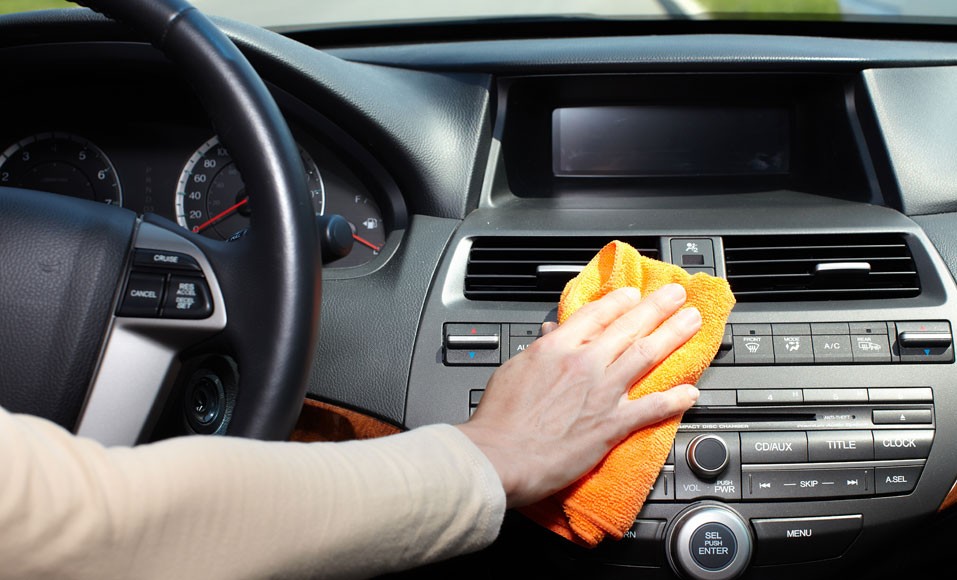 نظف الجزء الداخلي من سيارتك بالمنتجات الطبيعية