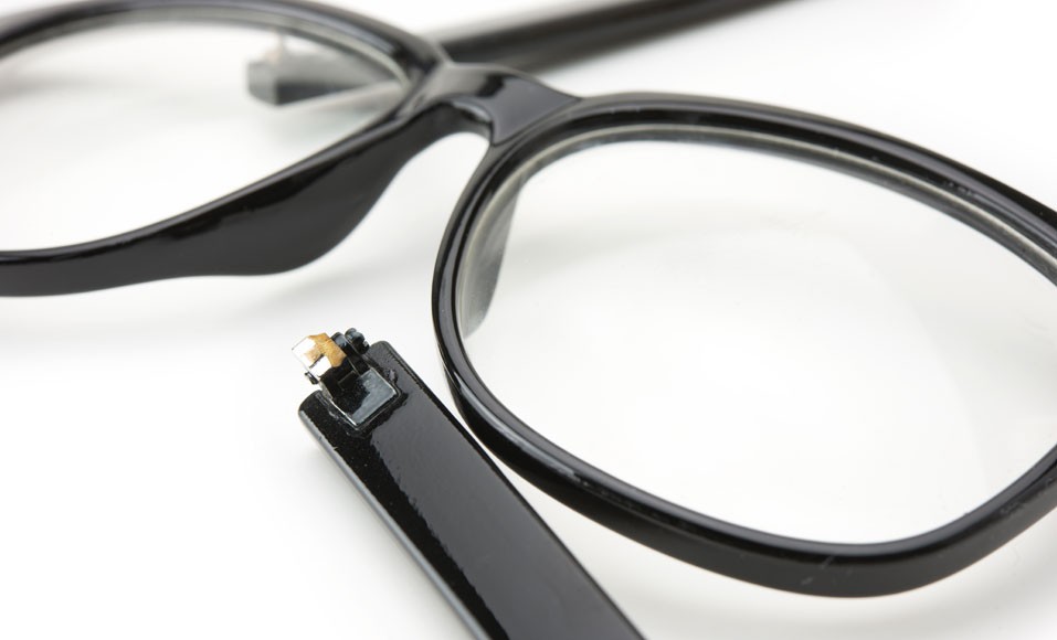 4 tips för att reparera tinningen på dina glasögon