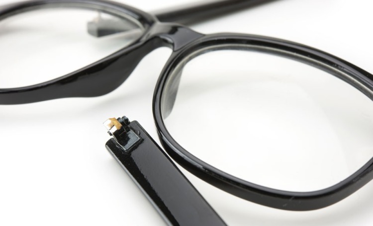 A törött szemüveg ágait saját maga javítsa meg