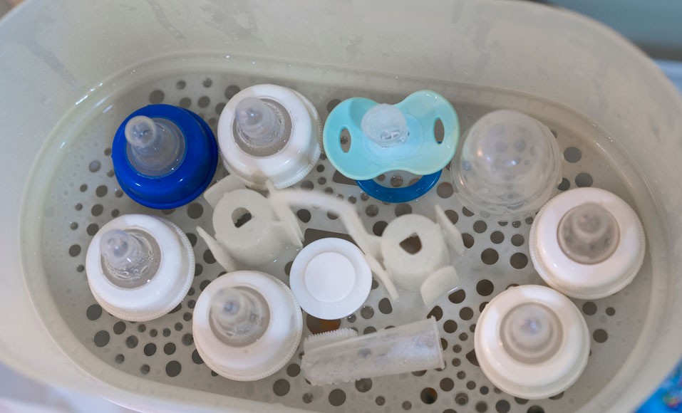 Rengör och sterilisera barnflaskor och nappar
