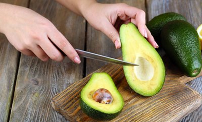 Skär din avokado på mitten för att återställa kärnan - Africa Studio - Shutterstock