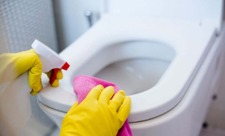 Rengør toiletter med blegemiddel
