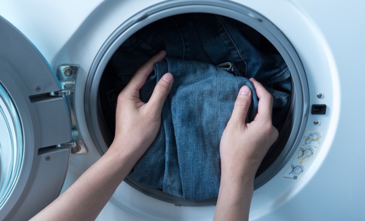 Jeans i en tvättmaskin