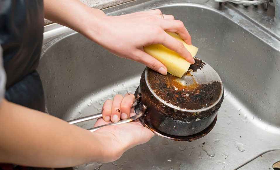 14 tips voor het schoonmaken van potten en pannen
