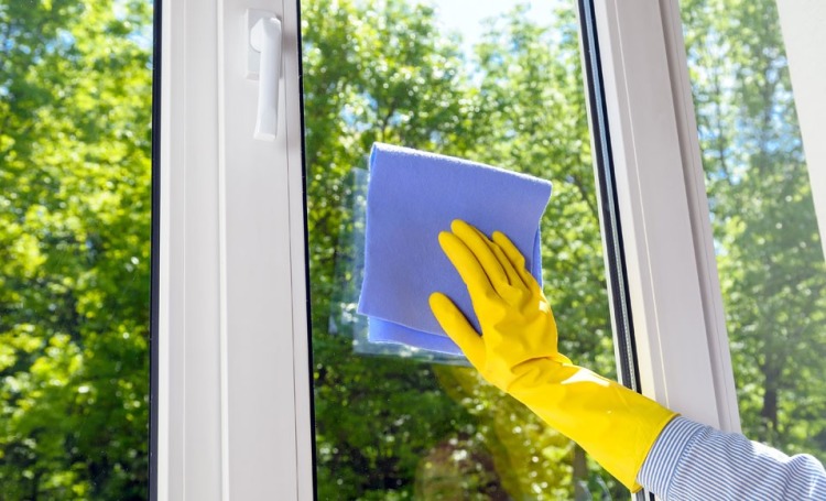 Limpiar el pegamento de las ventanas.