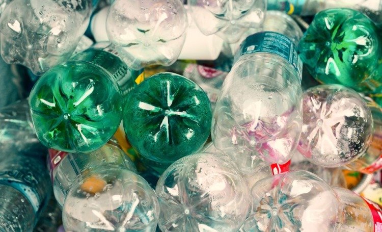 Återvinn plastflaskor för att göra små föremål