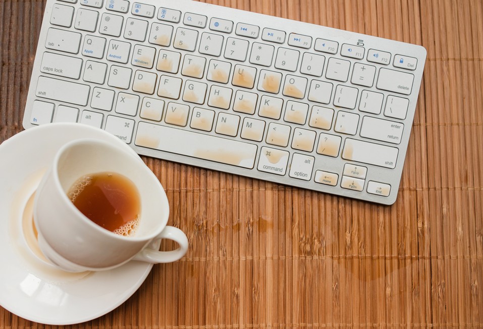 Vad ska du göra om du har spillt kaffe eller vatten på din dator?