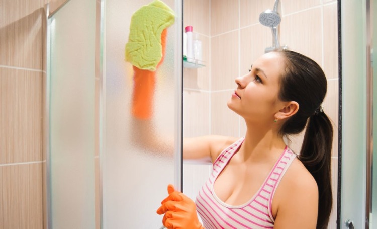 Reinig de muren van een douche