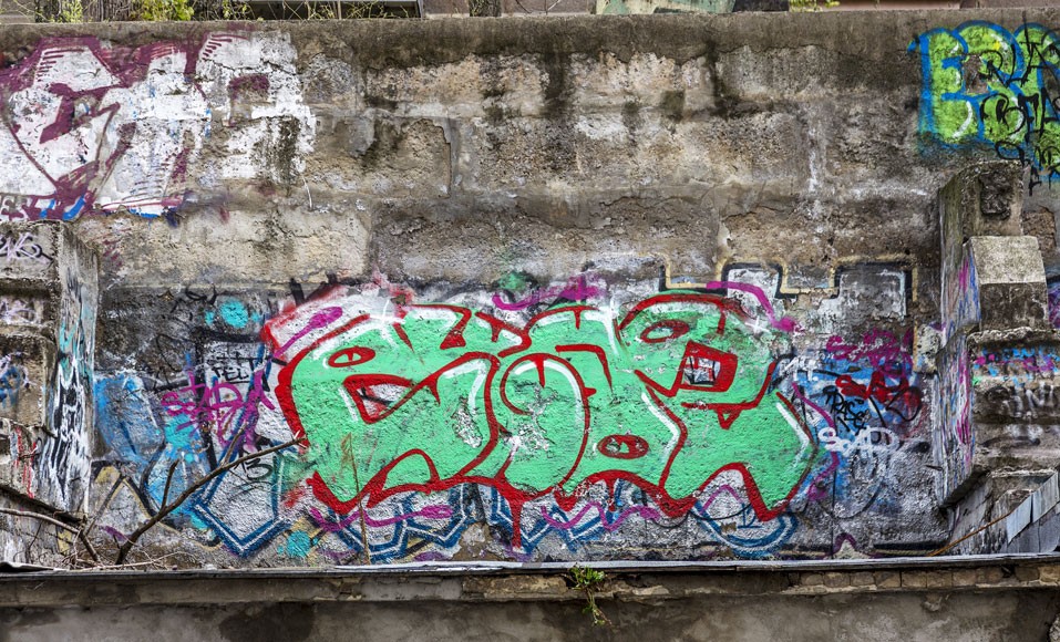 Kuinka poistaa graffitit ulkoseinältä?