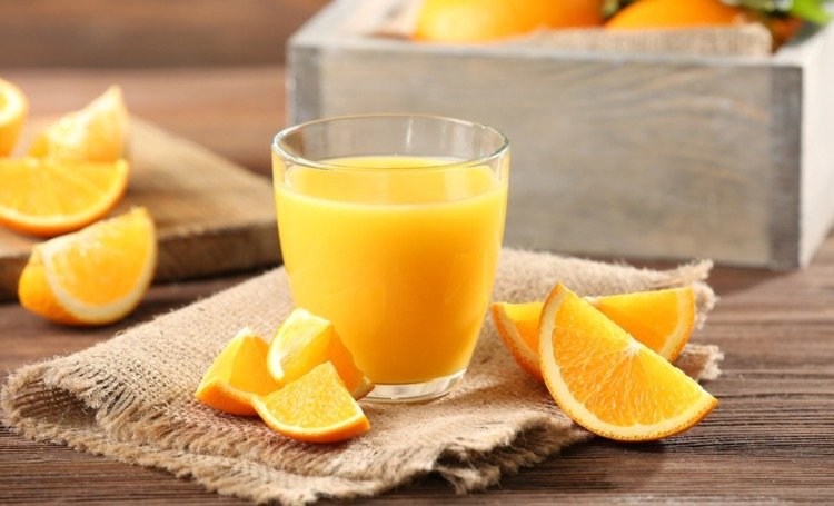 Poista appelsiinimehutahrat