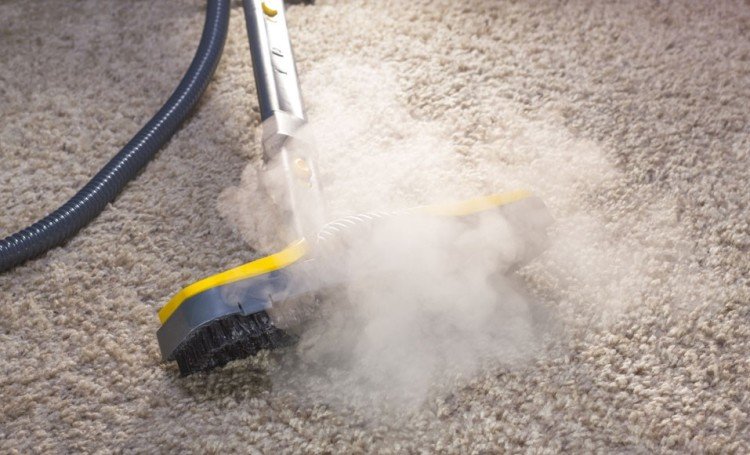 Limpiar la casa con un limpiador a vapor