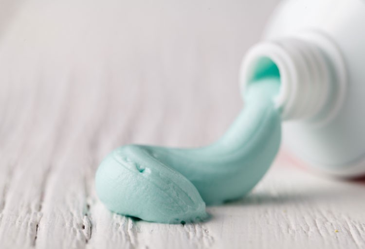 26 praktiske tips til at rense alt med tandpasta