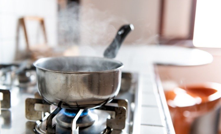 Hergebruik je kookwater goed om verspilling te voorkomen