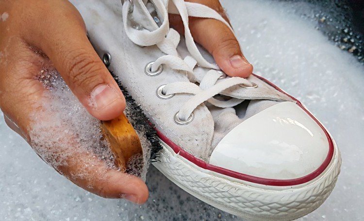 Redescubre la blancura de sus zapatillas blancas