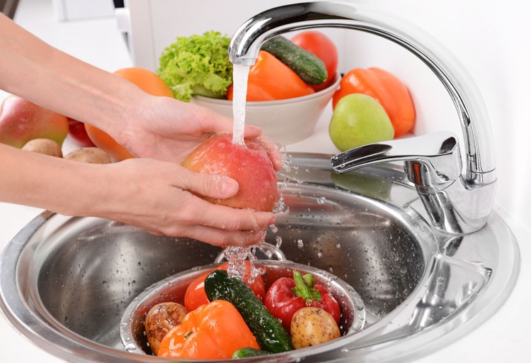 Használjon ecetet a feldolgozott gyümölcsök és zöldségek tisztítására