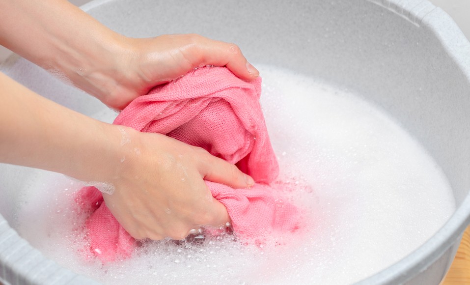 5 praktiske råd til at vaske tøj i hånden