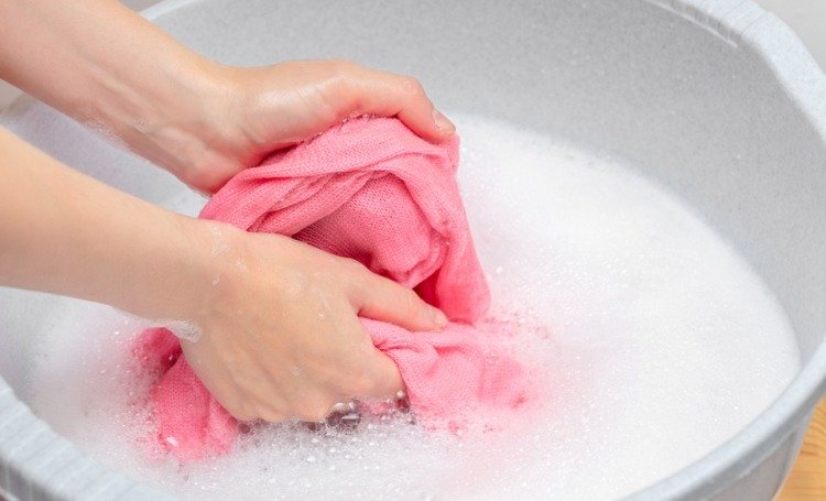 Mazgāt drēbes ar rokām
