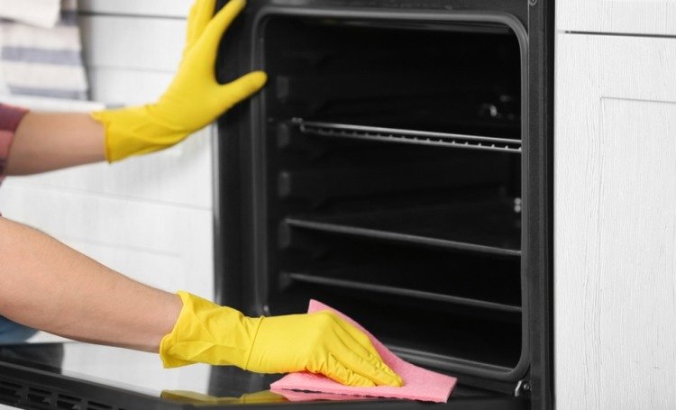 Tips om nare geurtjes in de oven te verwijderen