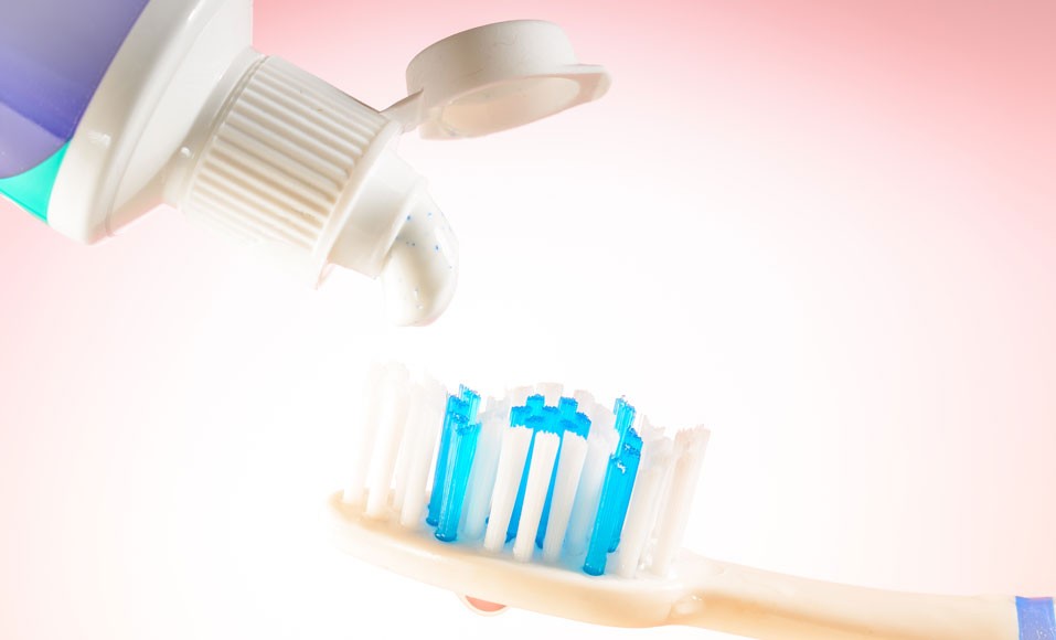 Hur tar man snabbt bort en tandkrämsfläck?