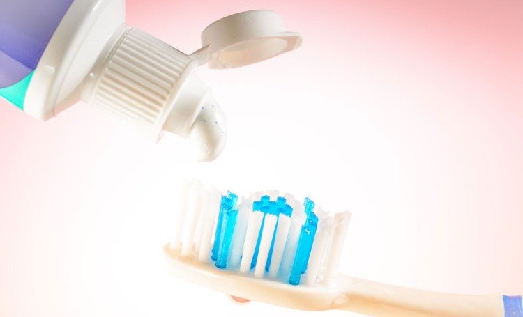 Alle tips van oma om tandpastavlekken te verwijderen