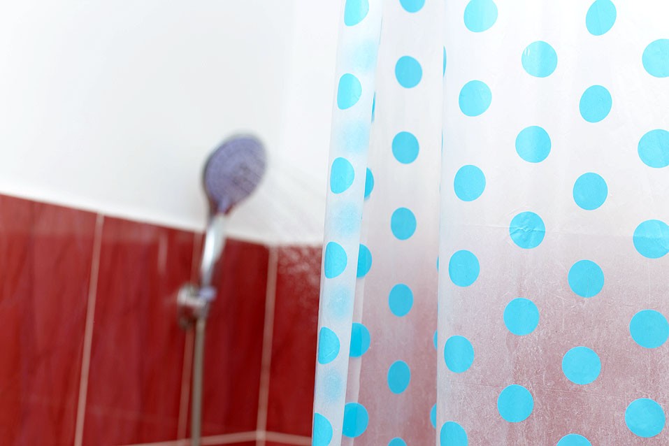 Dicas práticas para limpar uma cortina de chuveiro embolorada