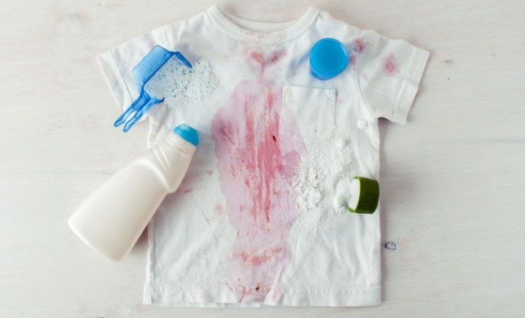 Een rode bessenvlek op een T-shirt schoonmaken