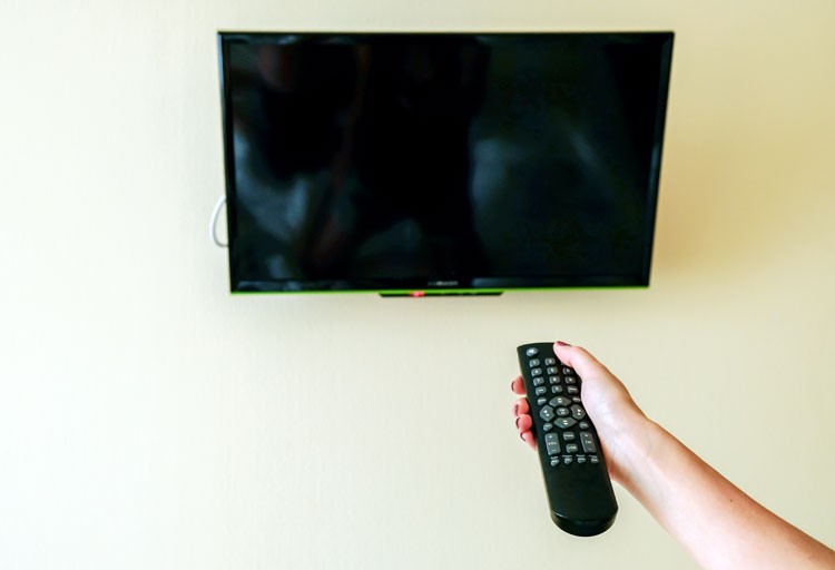 Consejos para colgar un televisor en la pared de forma segura