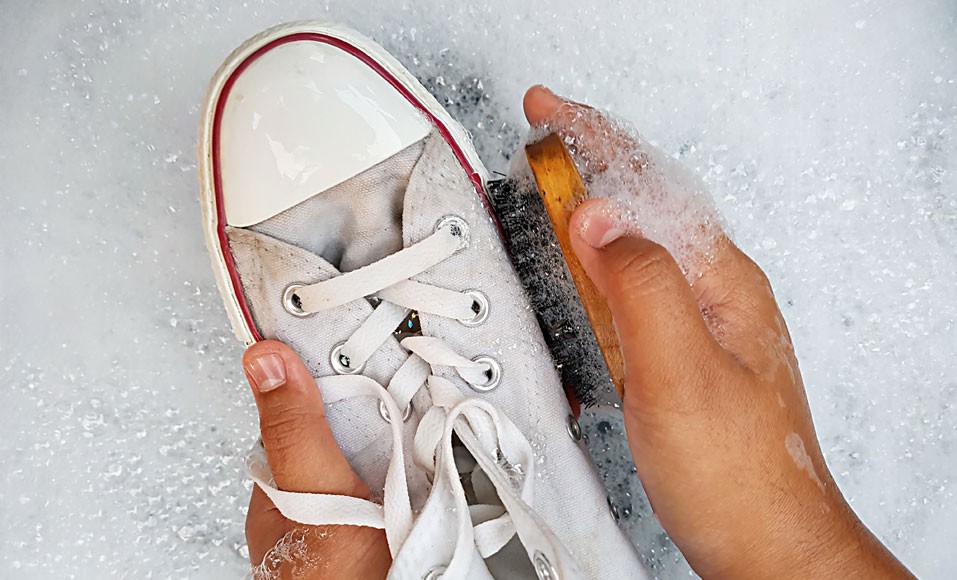 3 πρακτικές συμβουλές για τον καθαρισμό των sneakers