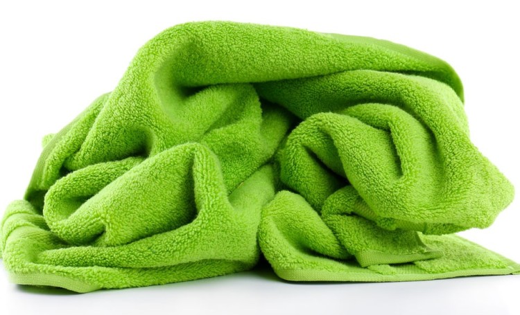 Usa productos naturales para suavizar las toallas.