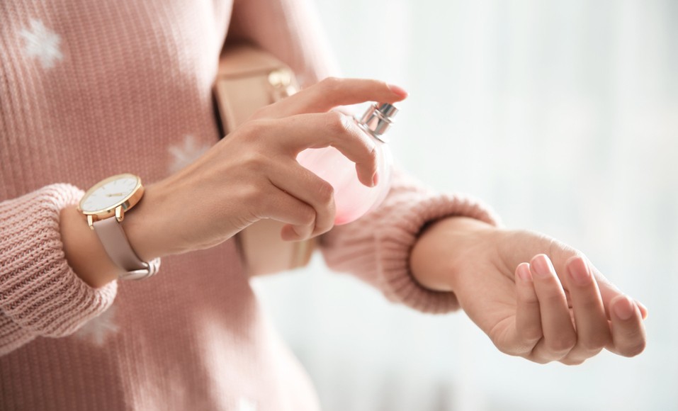 17 praktiska tips för att ta bort en fläck från parfym